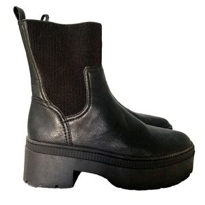 Chunky Chelsea boots. 8M